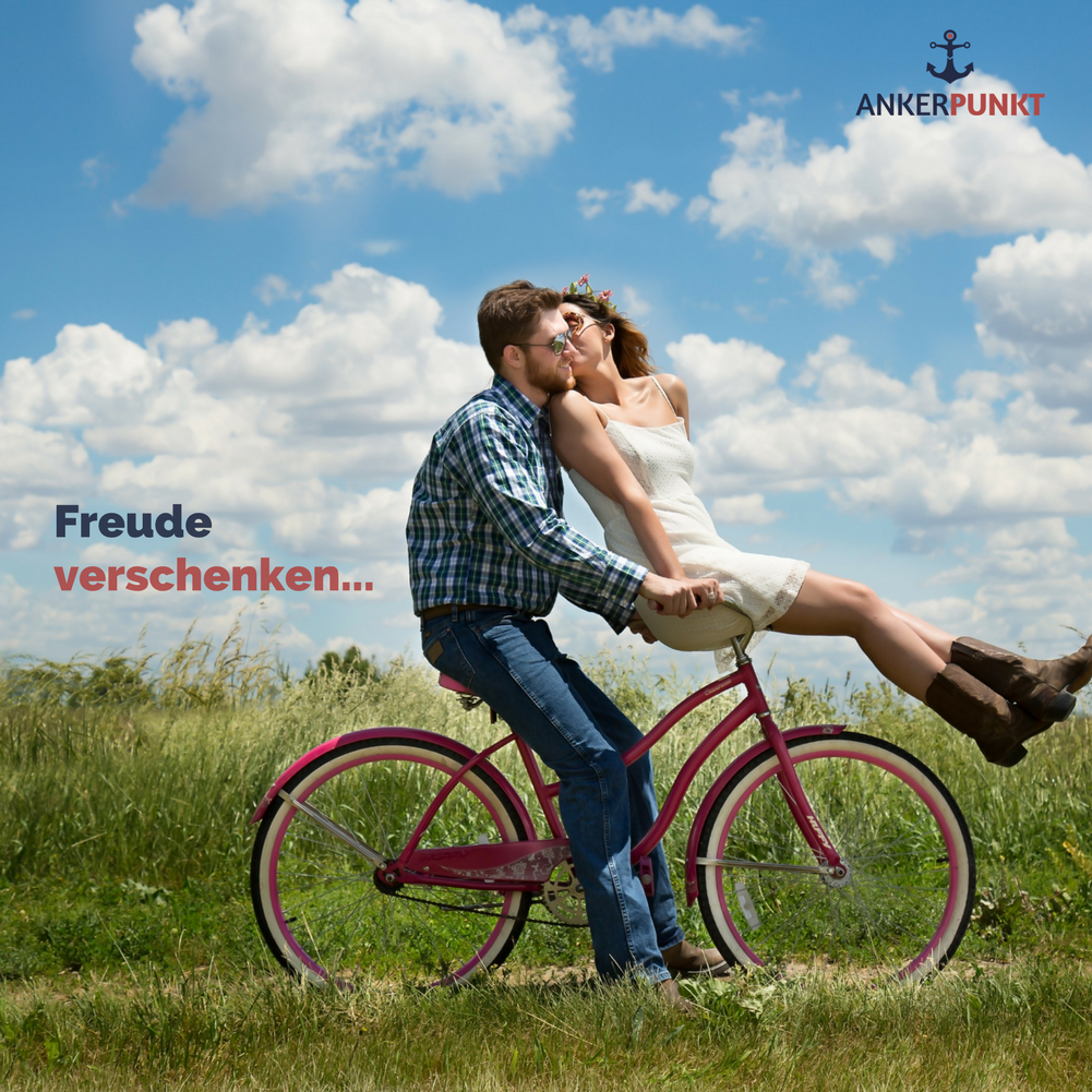 Mann mit Frau auf Fahrrad