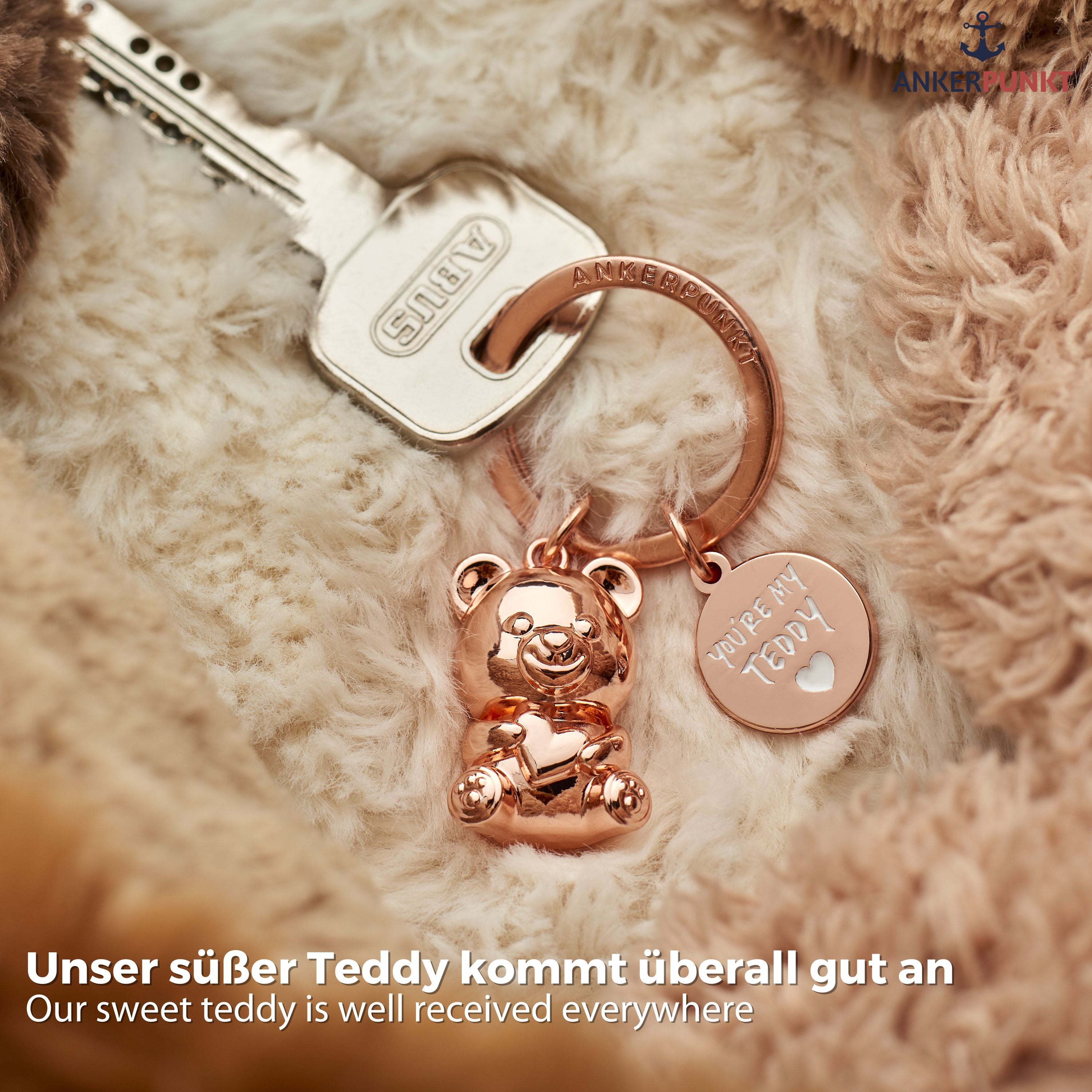 Teddybär Schlüsselanhänger in roségold auf Kuscheldecke