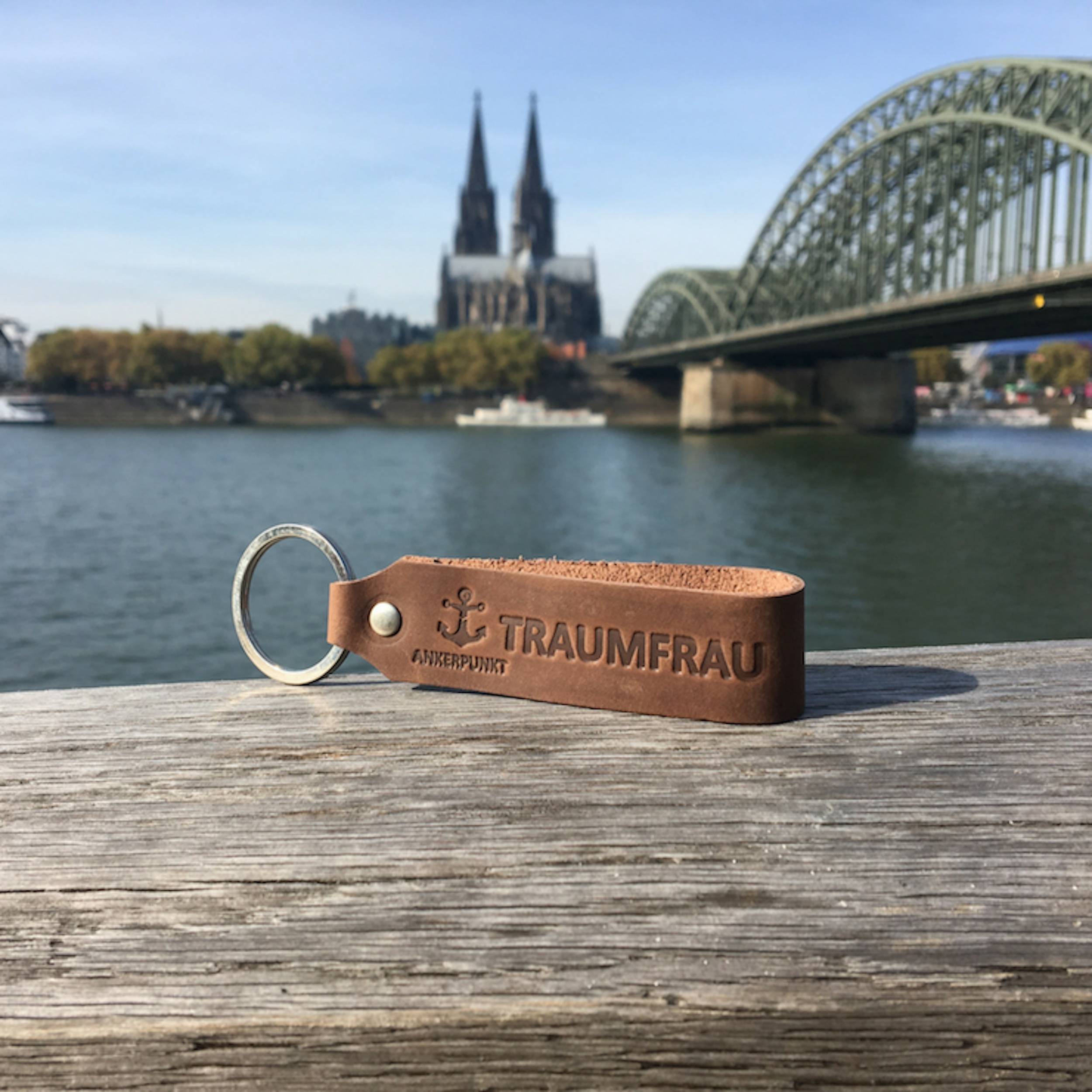 Schlüsselanhänger Traumfrau dunkelbraun am Rhein mit Blick auf Dom