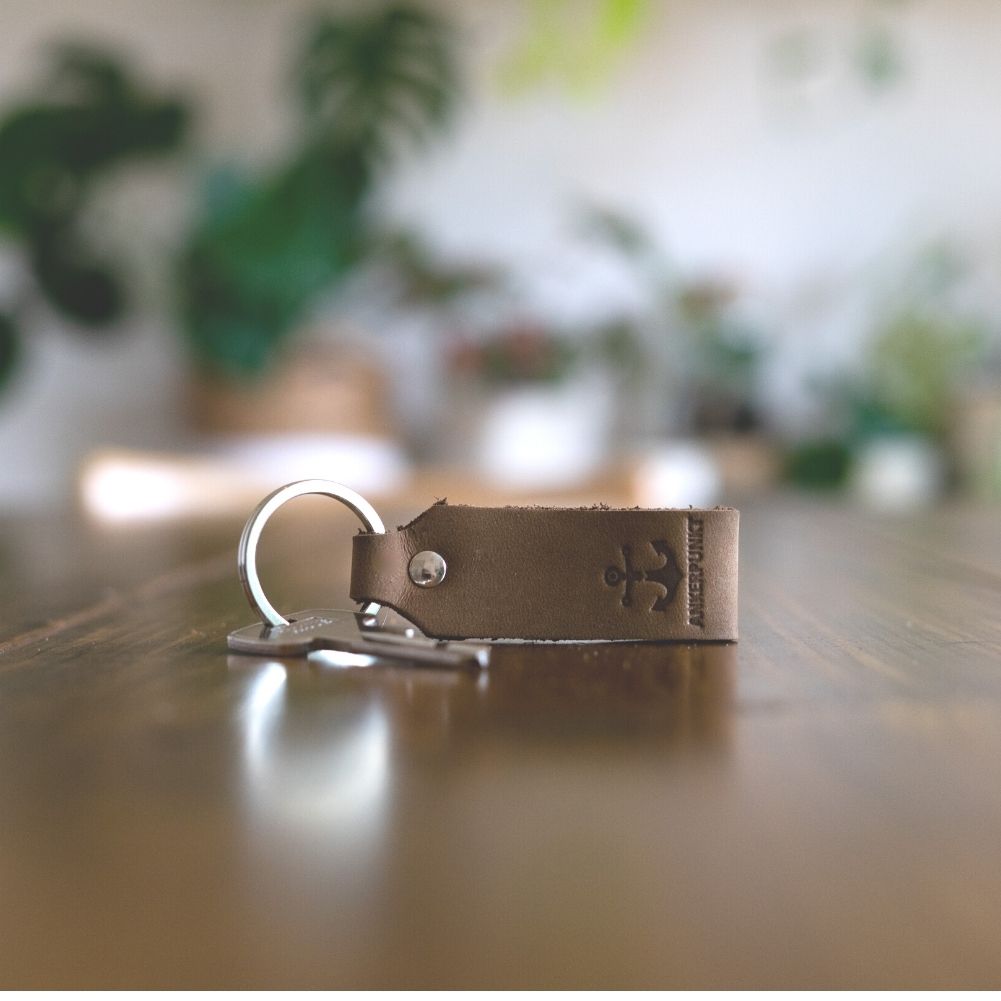 Schlüsselanhänger mit Anker dunkelbraun auf dem Tisch