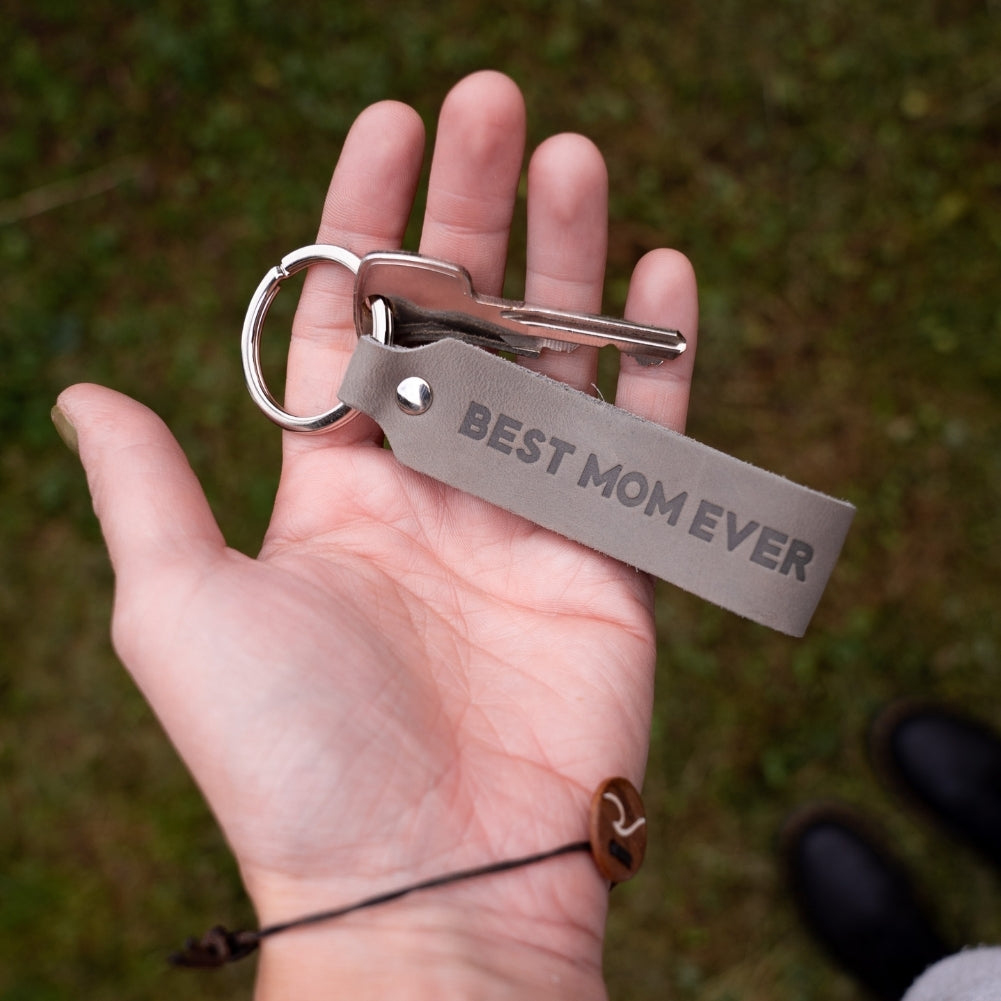 Schlüsselanhänger Best Mom Ever grau in der Hand