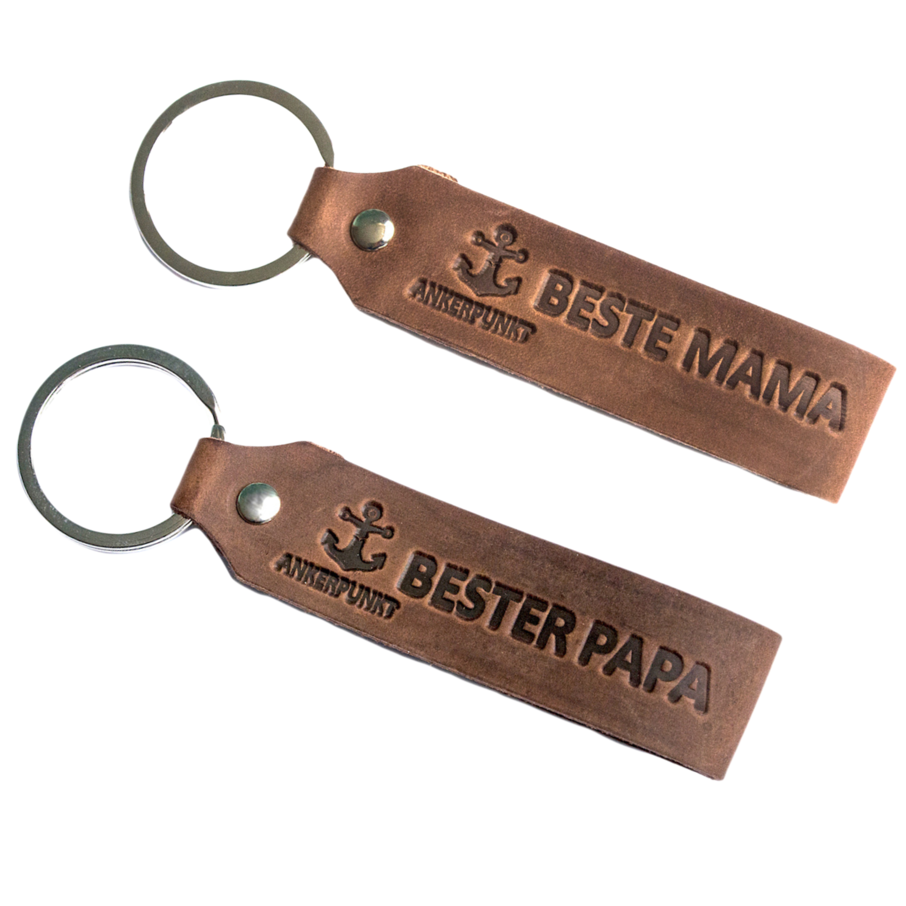 Zwei Schlüsselanhänger aus Leder mit jeweils der Gravur Beste Mama und Bester Papa
