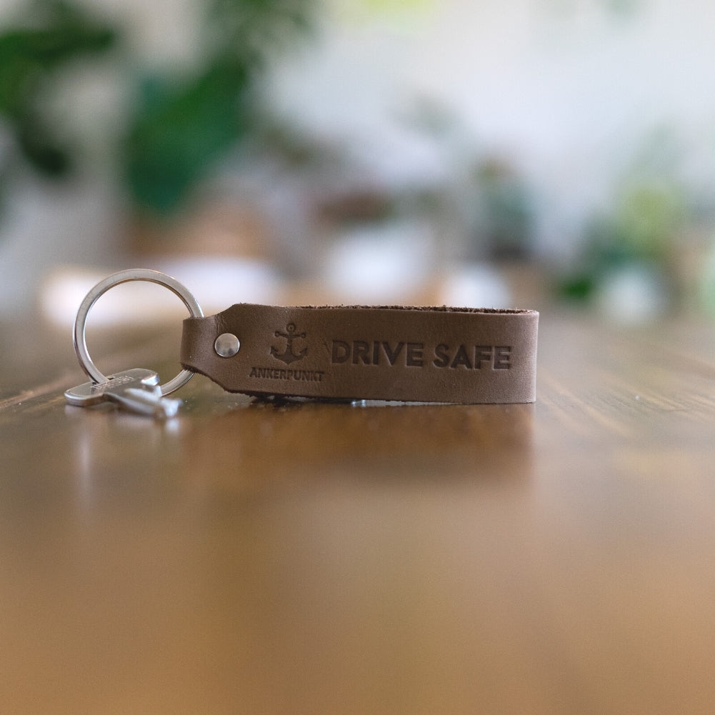 Schlüsselanhänger Drive Safe dunkelbraun auf dem Tisch