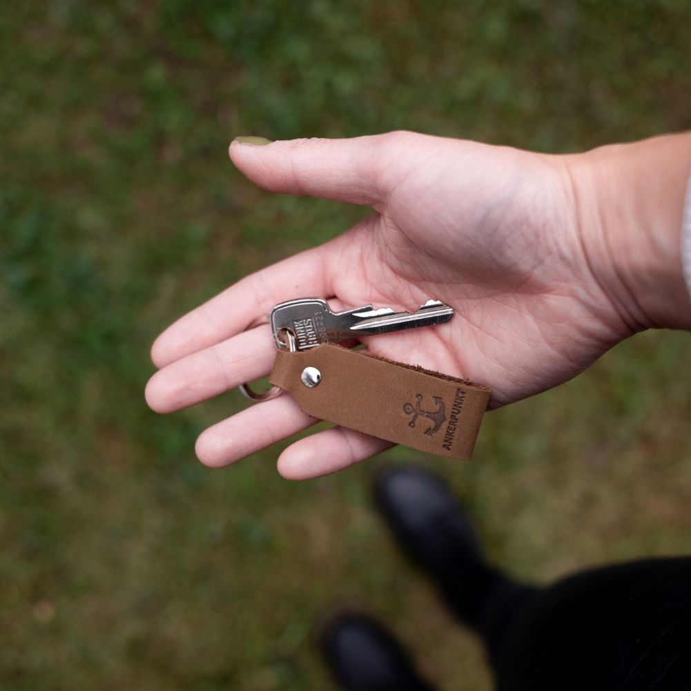 Schlüsselanhänger mit Anker dunkelbraun mit Schlüssel in der Hand