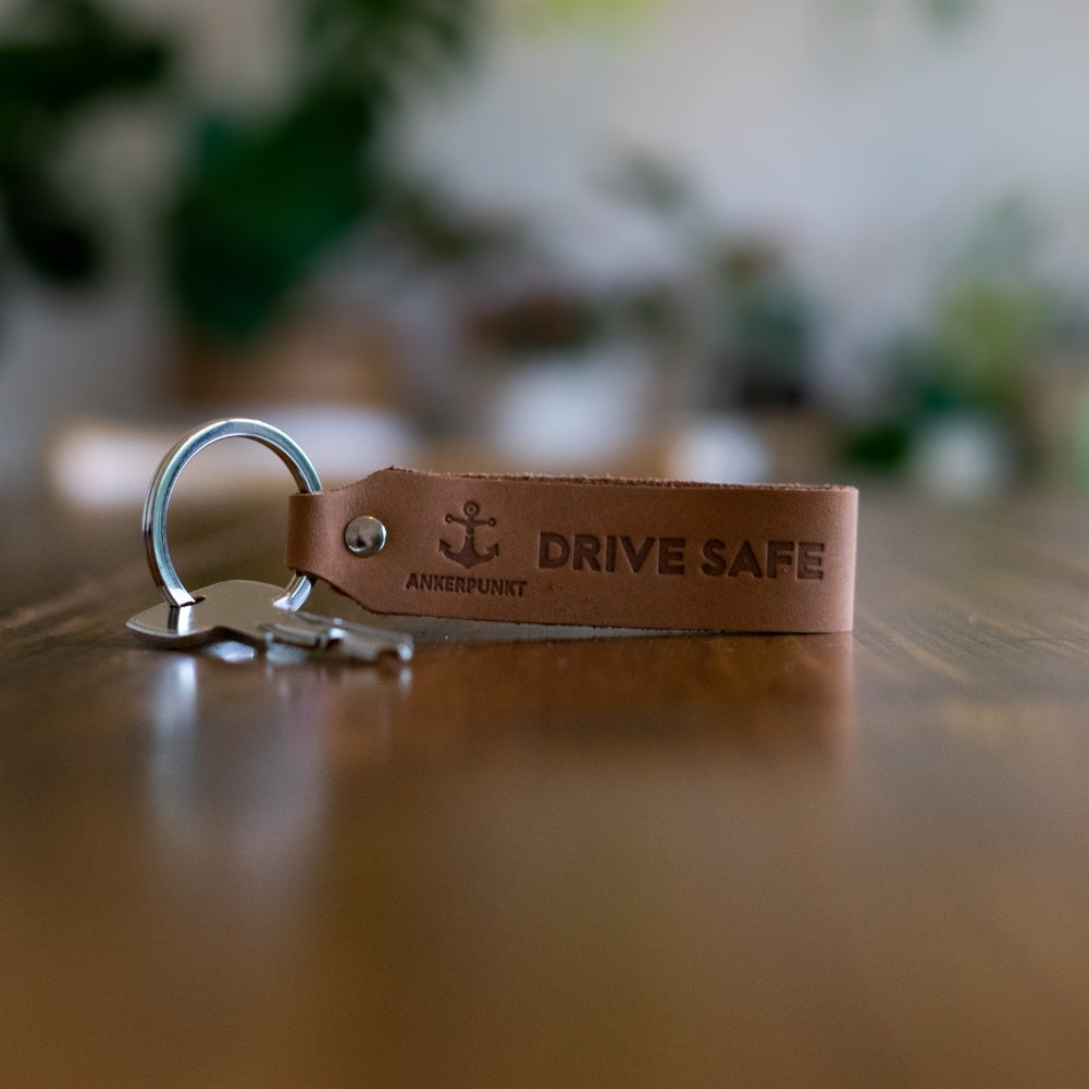 Schlüsselanhänger Drive Safe hellbraun auf dem Tisch