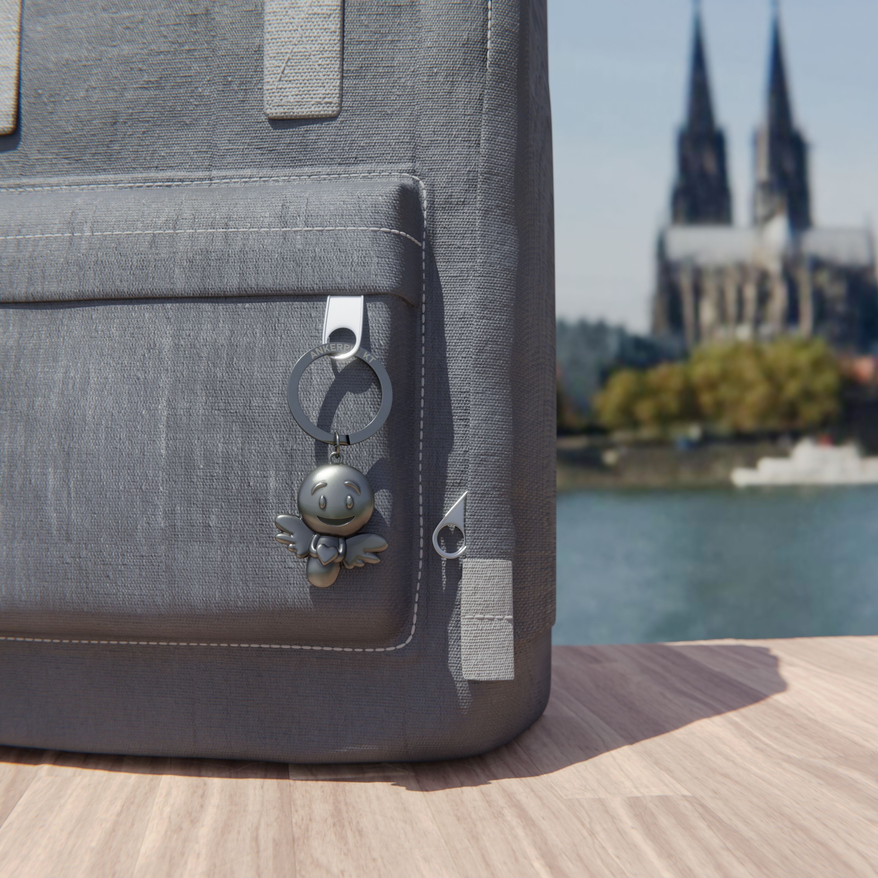 Schlüsselanhänger Lovely silber vintage  mit Rucksack am Rhein, im Hintergrund ist der Kölner Dom zu sehen