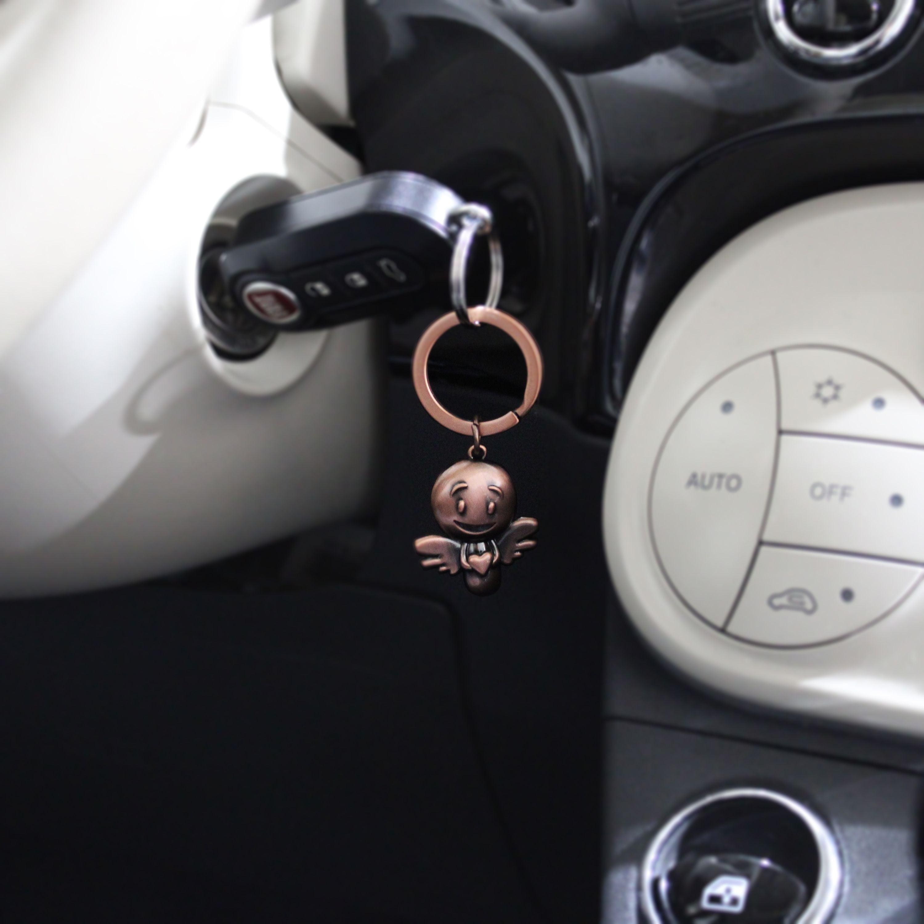 Schlüsselanhänger Lovely bronze vintage im Auto