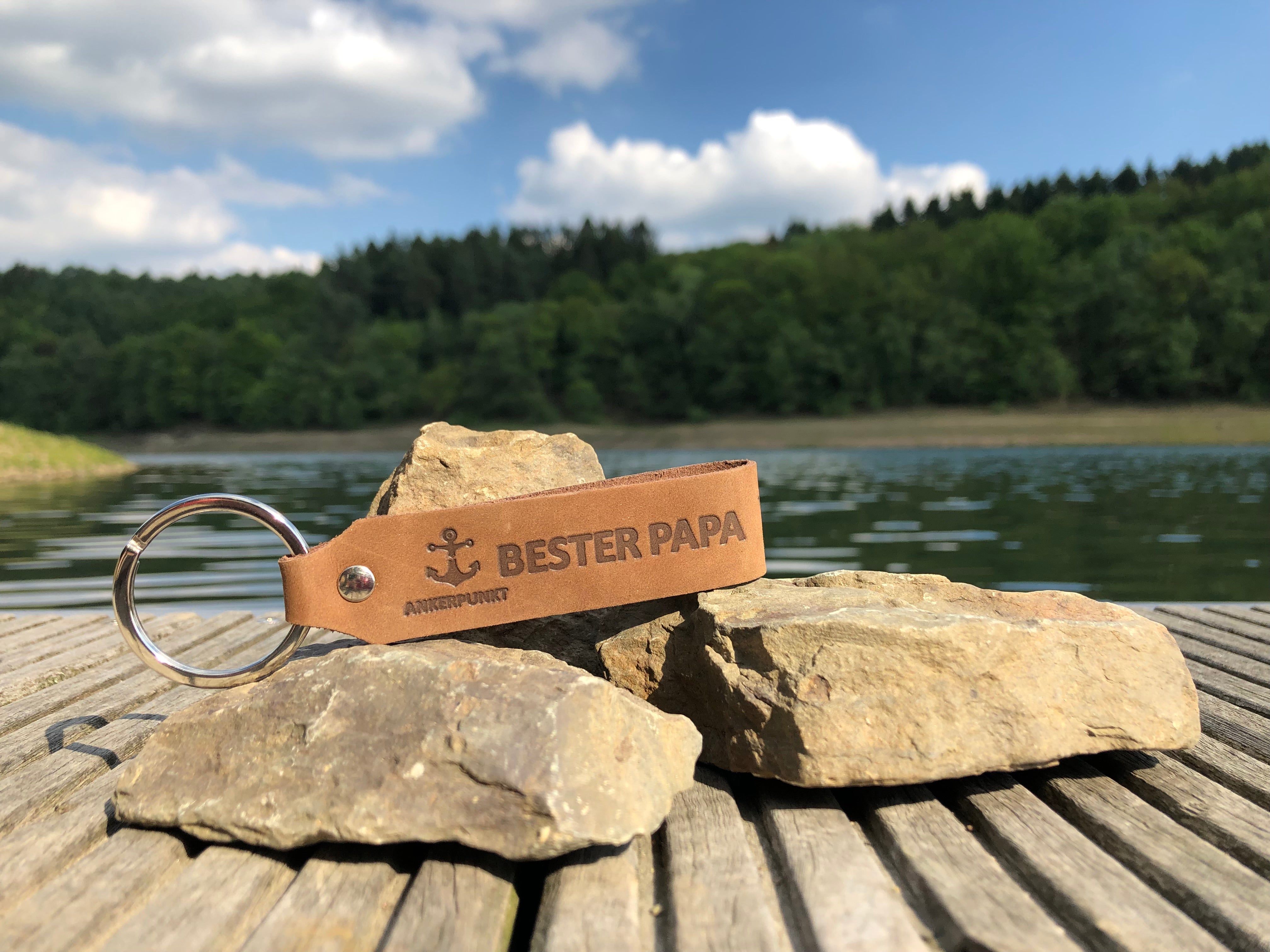 Schlüsselanhänger Bester Papa Leder dunkelbraun auf Steinen am Rhein