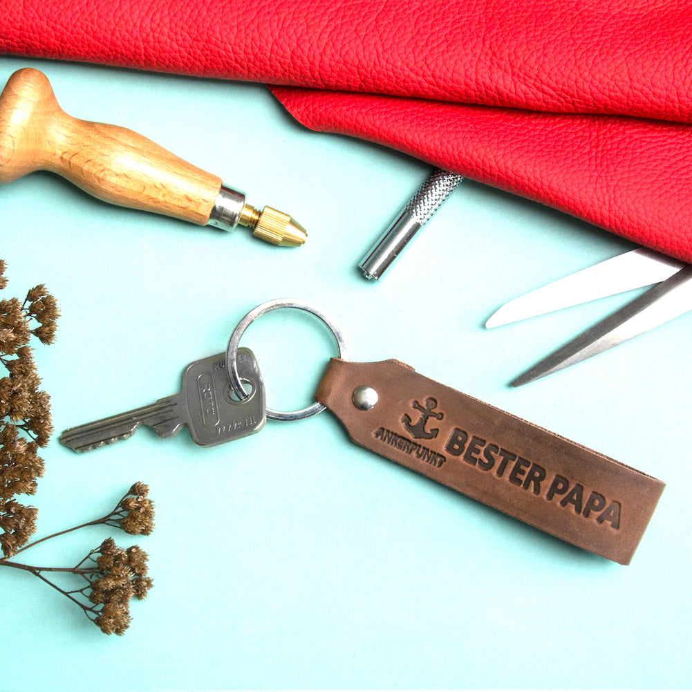 Schlüsselanhänger Bester Papa Leder dunkelbraun mit Schlüssel und Werkzeug auf dem Tisch