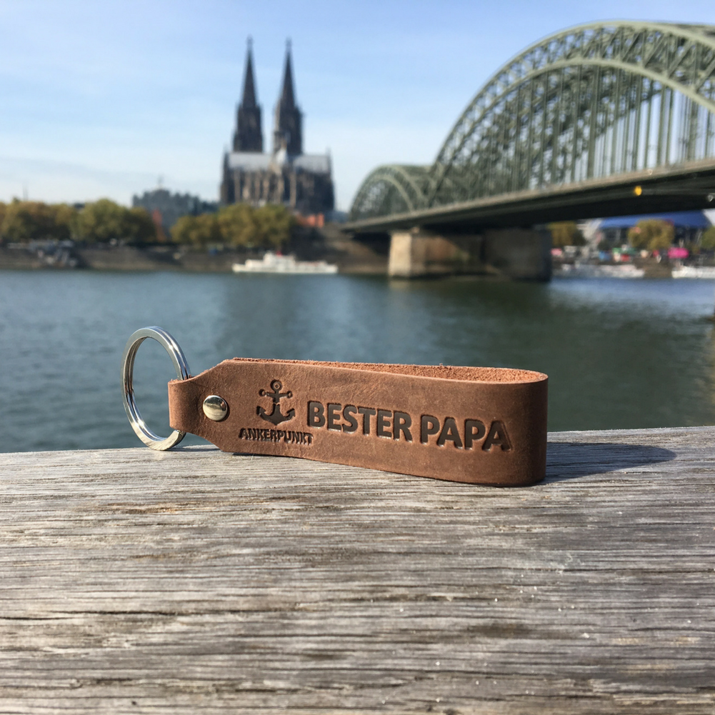 Schlüsselanhänger Bester Papa Leder dunkelbraun am Rhein mit Domblick